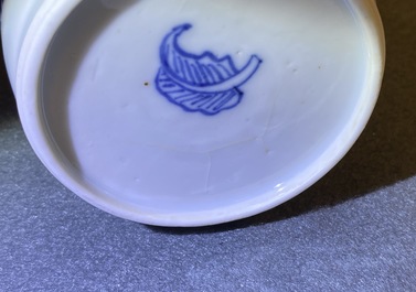 Deux vases de forme rouleau en porcelaine de Chine en bleu et blanc, Kangxi